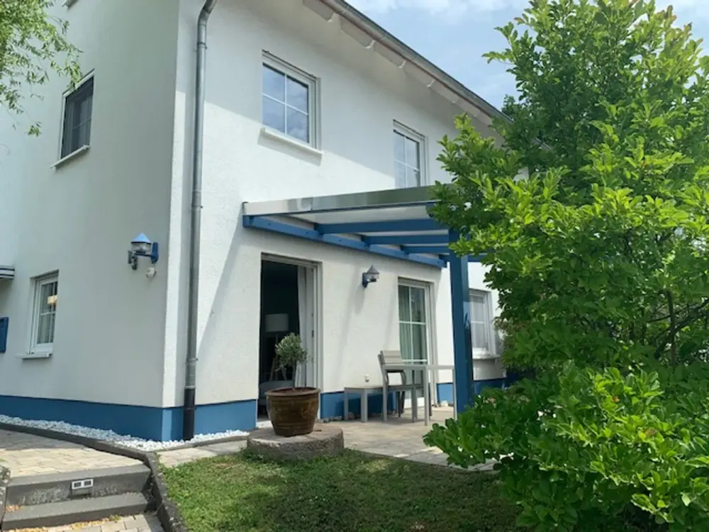 For WEEKEND COMMUTERS! Fully furnished 2-room apartment with covered terrace
