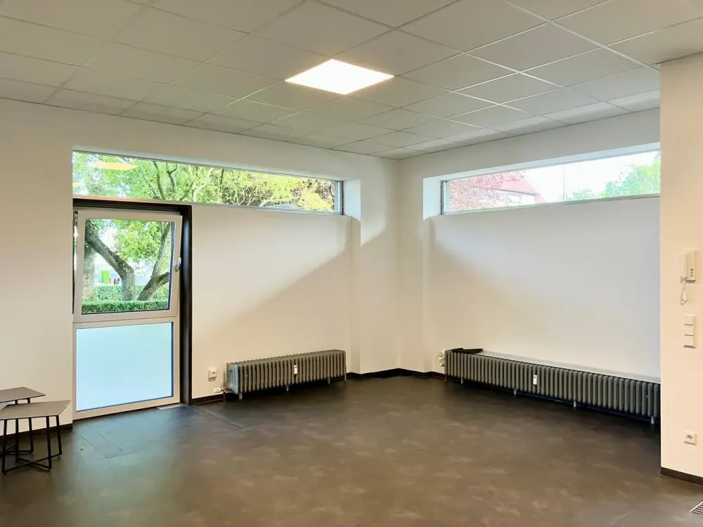 Completely Renovated and Barrier-Free - 2.5-Room Apartment with Excellent Connections