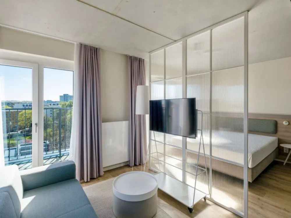 Einziehen und wohlfühlen: Löffelfertiges Apartment mit Gym, Coworking & Rooftop am Schloss Charlottenburg