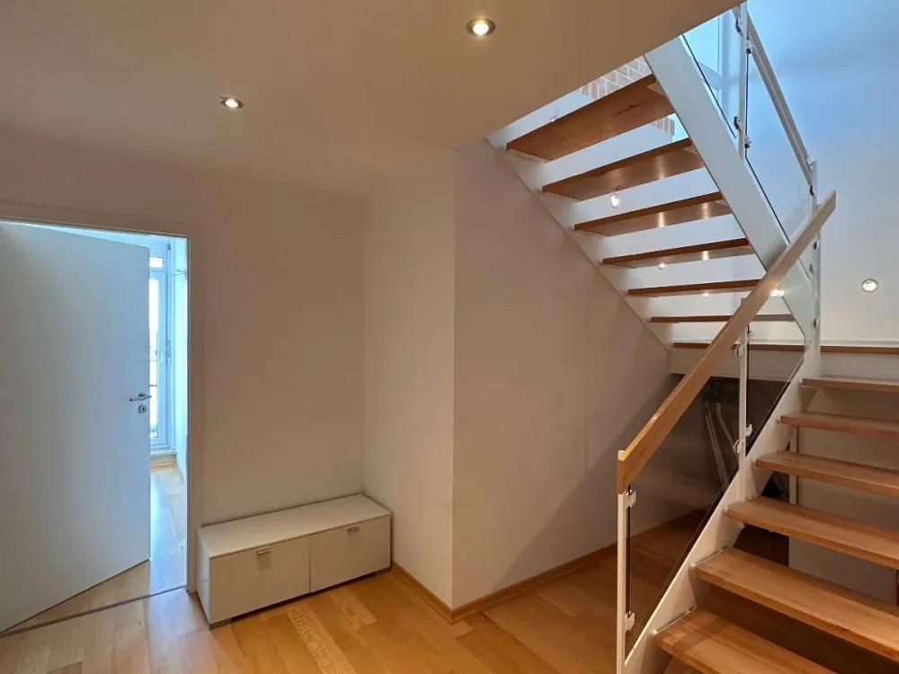 Großzügige 5-Zi.-Penthouse-Whg auf zwei Etagen-ideal für eine WG