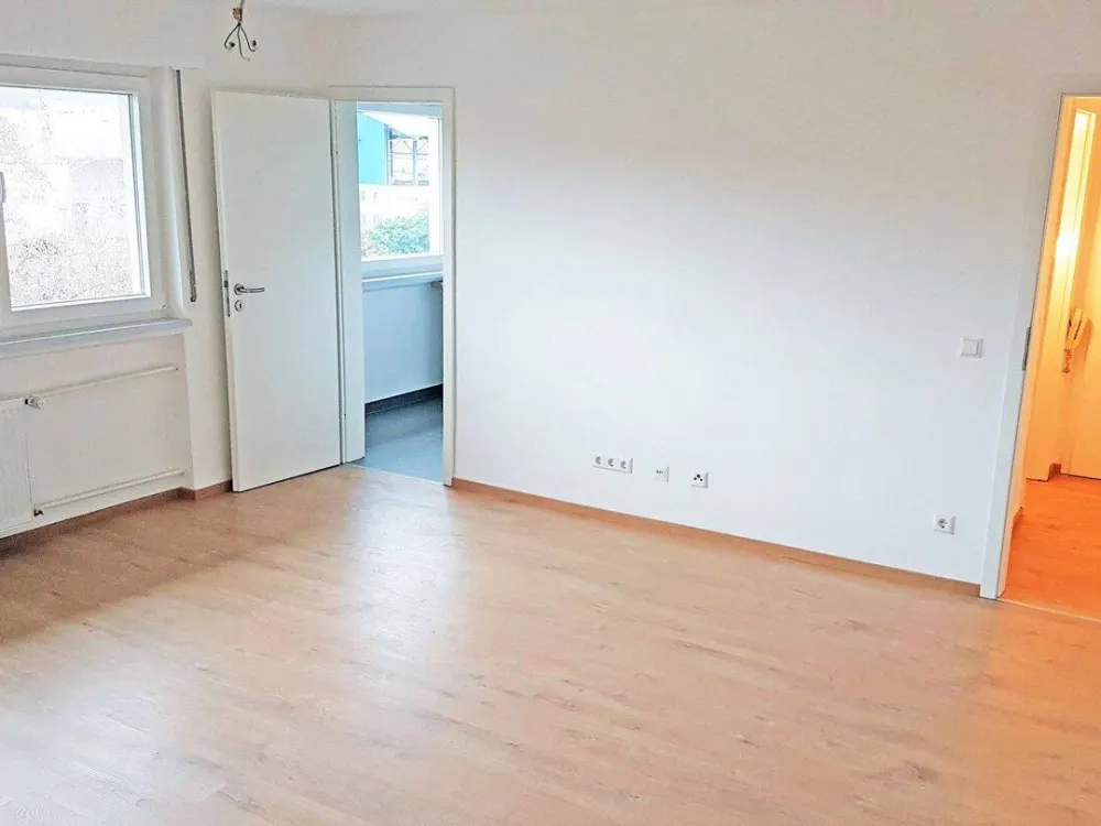 Renovierte 1-Zimmer Wohnung mit Einbauküche, Waschmaschine und Stellplatz