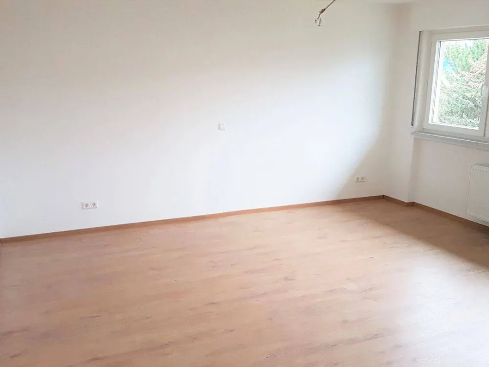 Renovierte 1-Zimmer Wohnung mit Einbauküche, Waschmaschine und Stellplatz