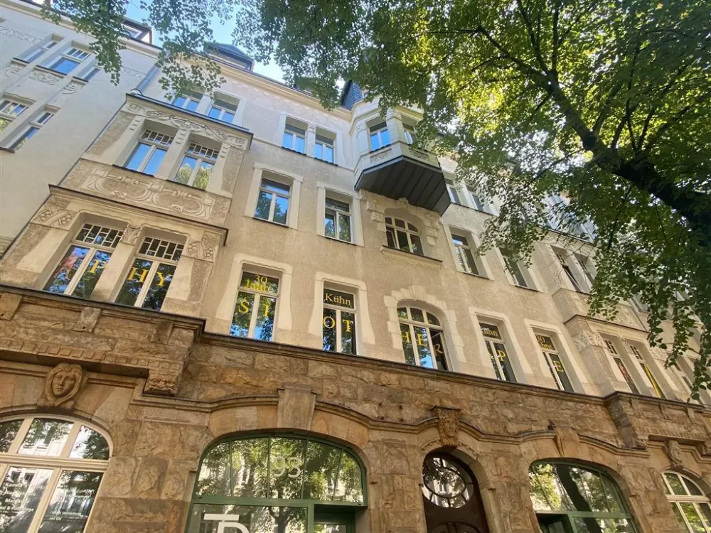 Gohlis* tolle 2,5 Zimmer-DG-Whg. * Parkett* Bad mit Wanne + Dusche* * Aufzug* EBK*Wandschränke