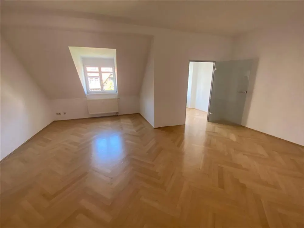 Gohlis* tolle 2,5 Zimmer-DG-Whg. * Parkett* Bad mit Wanne + Dusche* * Aufzug* EBK*Wandschränke