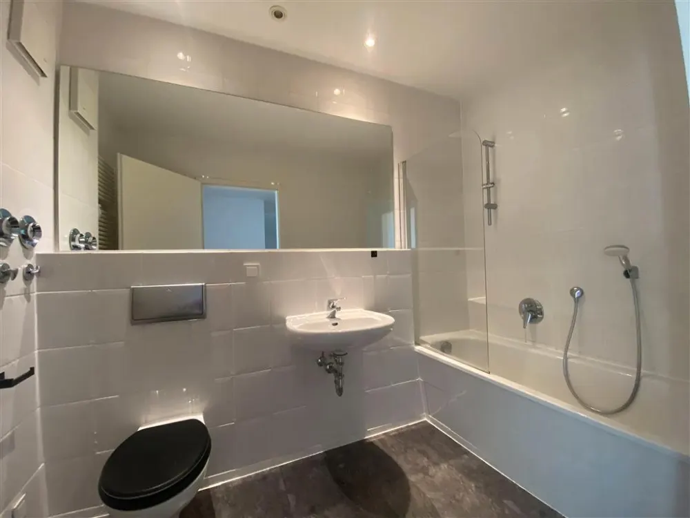 Gohlis* tolle 2,5 Zimmer-DG-Whg. * Parkett* Bad mit Wanne + Dusche* * Aufzug* EBK*Wandschränke