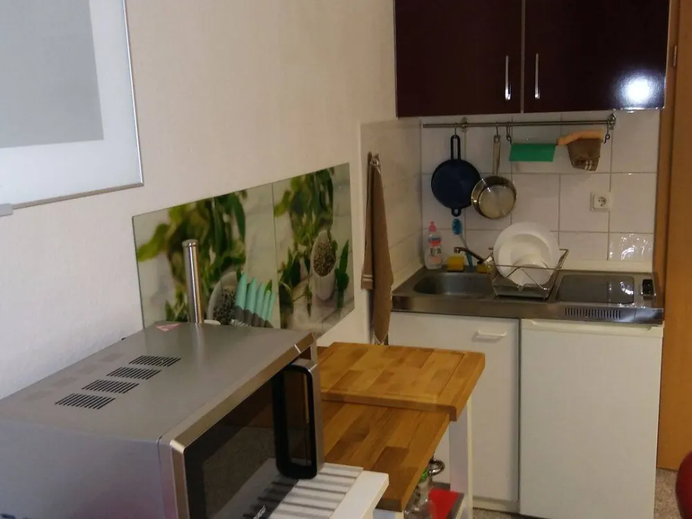 Zentrale, voll möblierte Ein-Zimmer-Wohnung mit Top-Verkehrsanbindung