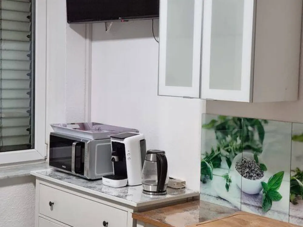 Zentrale, voll möblierte Ein-Zimmer-Wohnung mit Top-Verkehrsanbindung