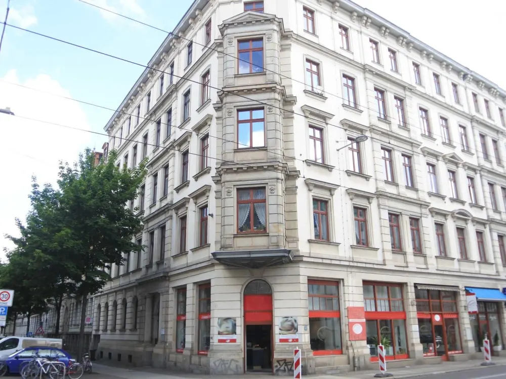 Bright, renovated 3-room apartment on the 3rd floor in Waldstraßenviertel, incl. fitted kitchen, bathroom with tub, elevator, cellar