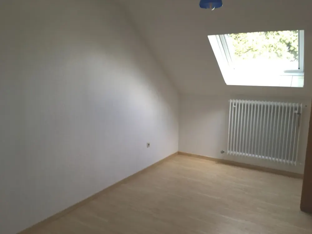 Bright and Pleasantly Quiet 3-Room Attic Apartment with Fitted Kitchen in Dortmund-Kirchhörde