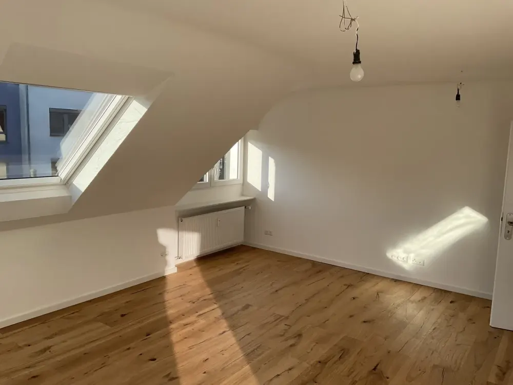 Sanierte 2-Zimmer Dachgeschosswohnung mit Balkon in Stuttgart-Vaihingen