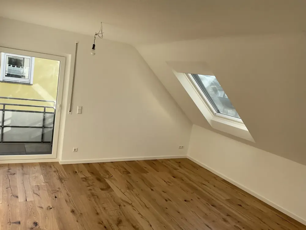 Sanierte 2-Zimmer Dachgeschosswohnung mit Balkon in Stuttgart-Vaihingen