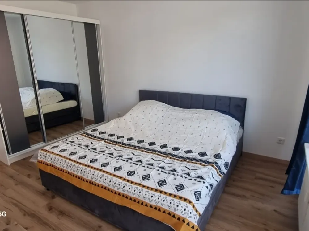 Möblierte 2-Zimmer-Wohnung mit 2 Balkonen & Garage