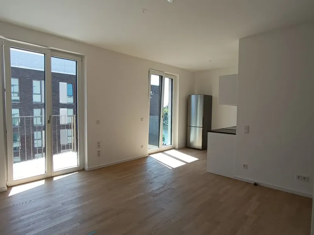 Bright 2-Room Apartment | 6th Floor | Balcony | Spree View | Like New
