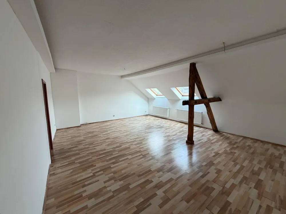 Dachgeschosswohnung mit Einbauküche