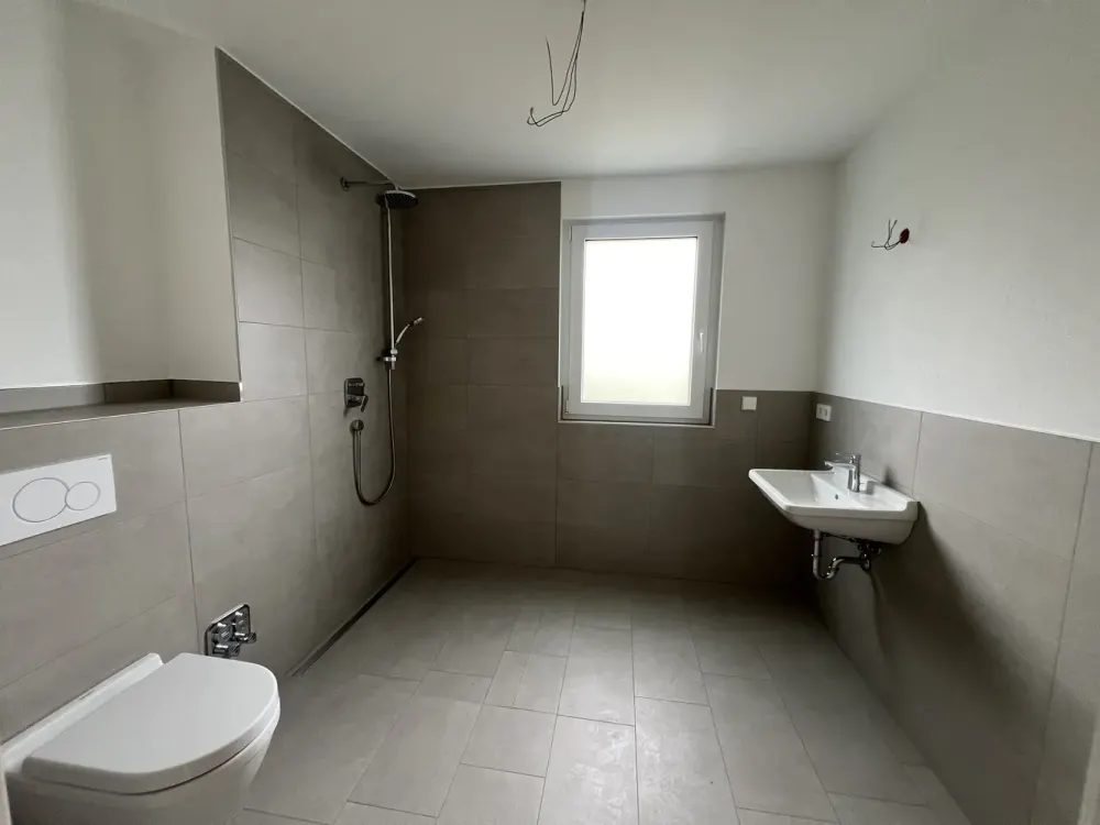 Moderne 2-Zimmer-Neubauwohnung mit Terrasse und Garten