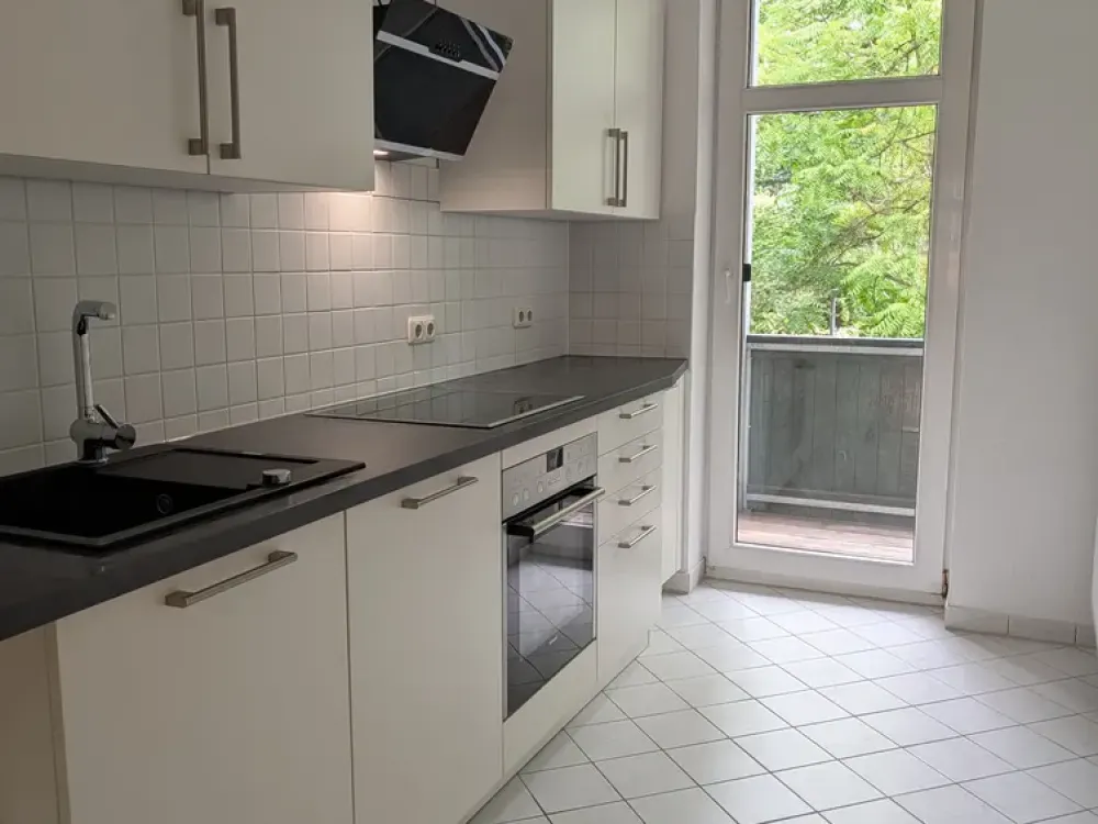 3 Zi-Wohnung + Küche mit EBK, Bad und Südbalkon
