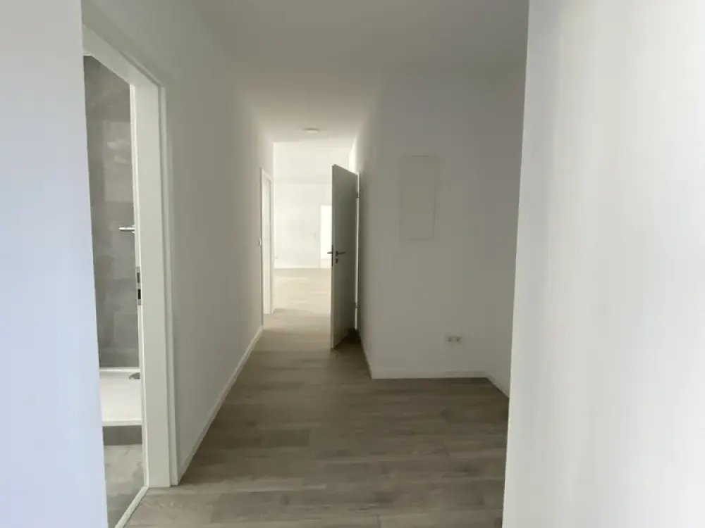 Helle neu sanierte 4 ZKB Wohnung