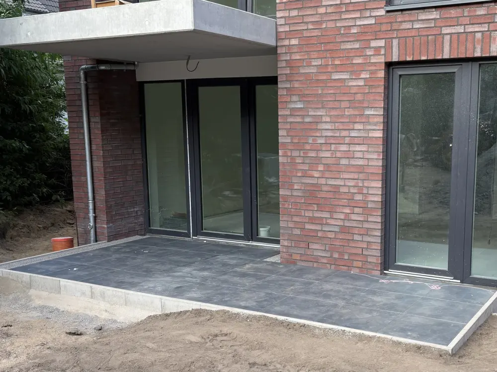 House by the Lake: 2-Room Apartment with Terrace, Garden and Parking Space with e-Wallbox