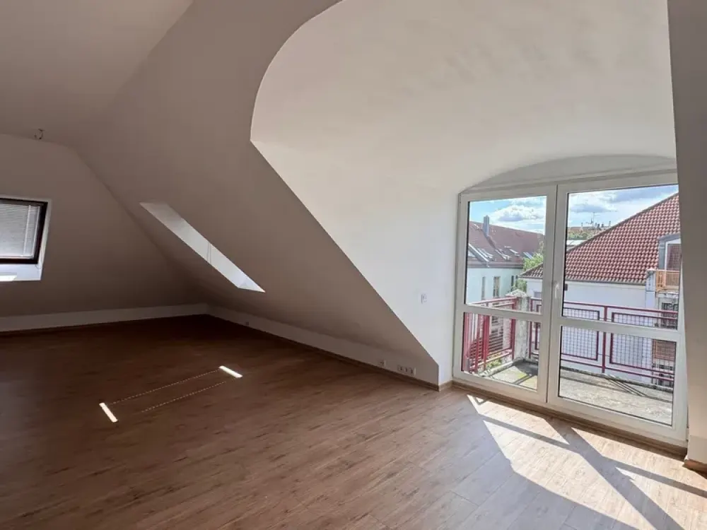 Helles Dachgeschoss mit Balkon und Einbauküche in Blankenfelde-Mahlow