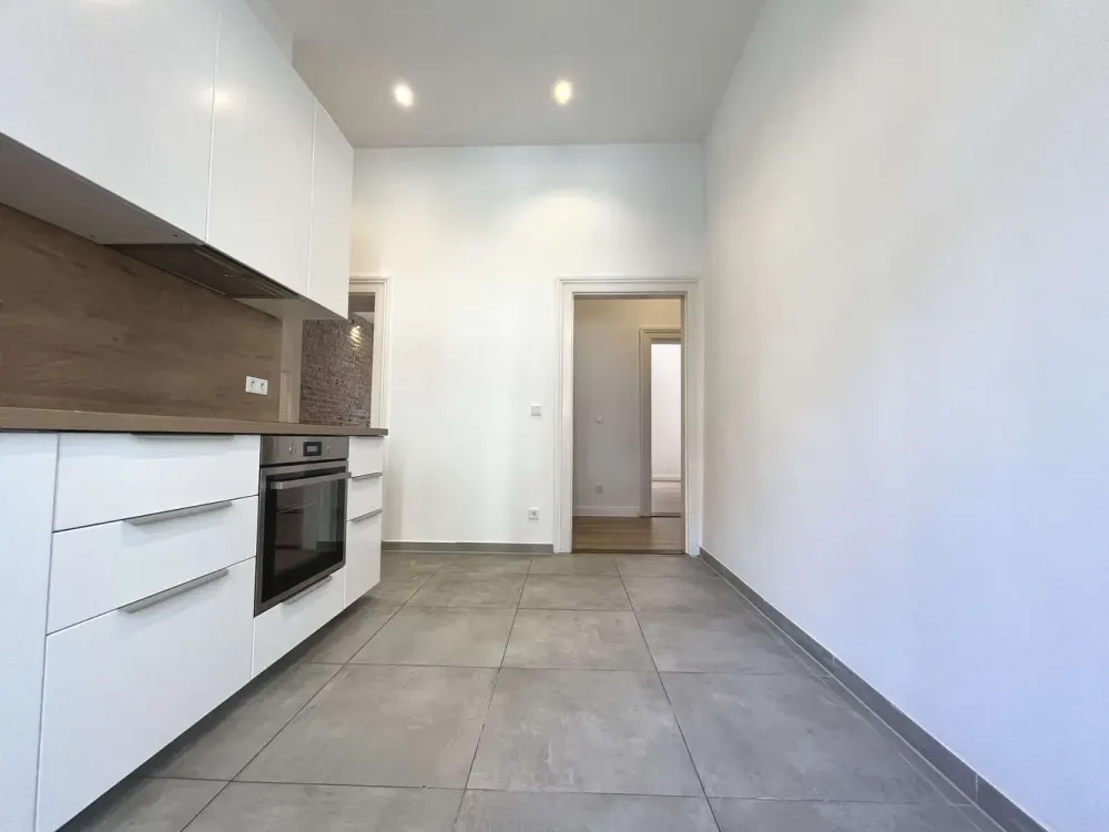 Sanierte Stilaltbauwohnung mit 4 Zimmern, Balkon & Einbauküche