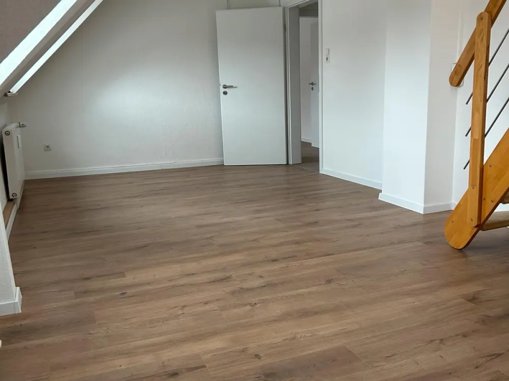 Helle 2-Zimmer-Dachgeschosswohnung im Dreiparteienhaus