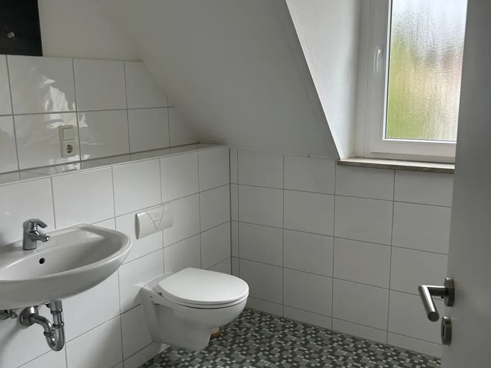 Helle 2-Zimmer-Dachgeschosswohnung im Dreiparteienhaus
