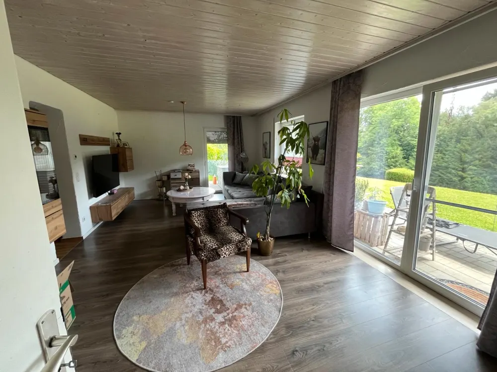 2,5 Zimmer Wohnung, Erdgeschoss, sehr hell und mit großem Garten