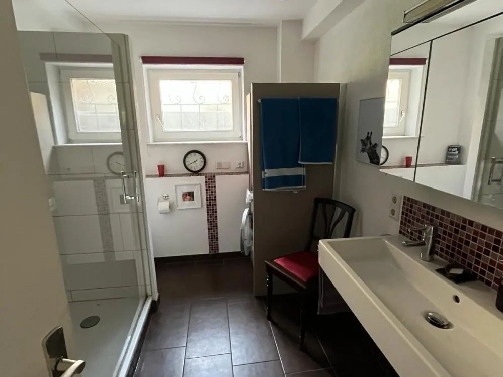 2,5 Zimmer Wohnung, Erdgeschoss, sehr hell und mit großem Garten