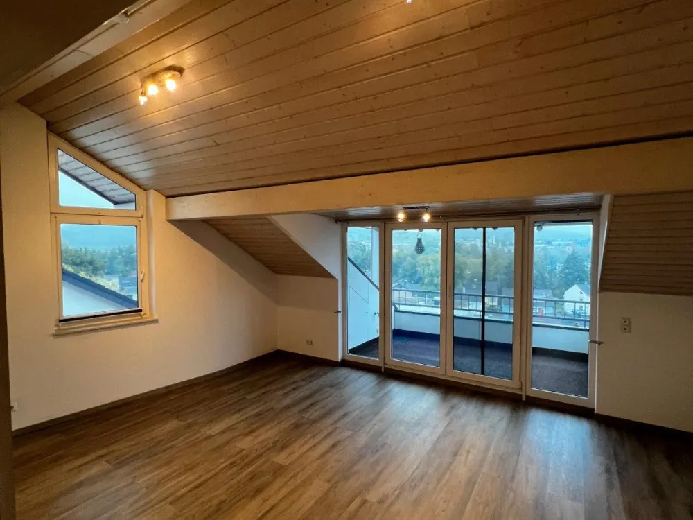 Chice, frisch renovierte 3-Zimmer DG-Wohnung mit toller Aussicht