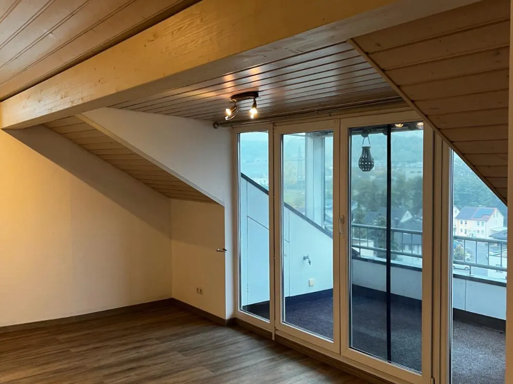 Chice, frisch renovierte 3-Zimmer DG-Wohnung mit toller Aussicht