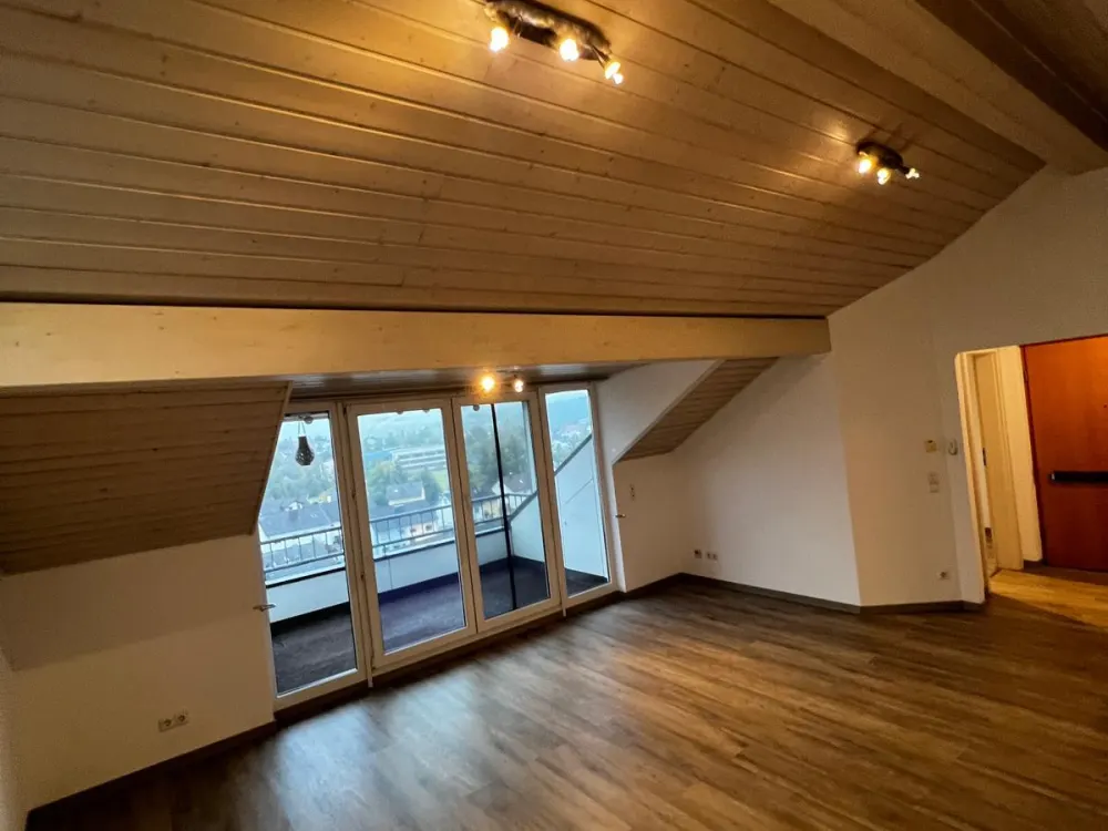Chice, frisch renovierte 3-Zimmer DG-Wohnung mit toller Aussicht
