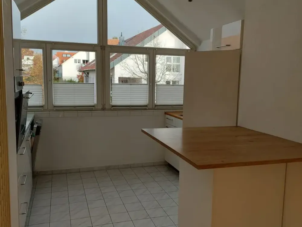 Helle 3,5-Zimmer Dachgeschosswohnung mit Balkon und Blick auf die Schwäbische Alb