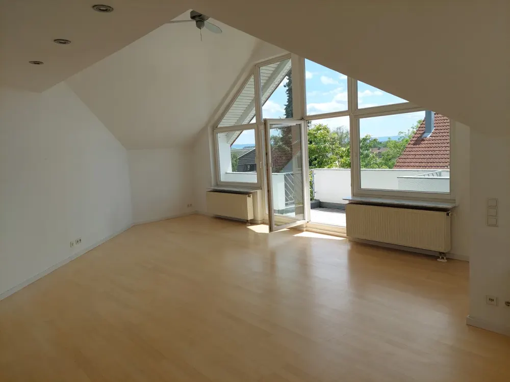 Helle 3,5-Zimmer Dachgeschosswohnung mit Balkon und Blick auf die Schwäbische Alb