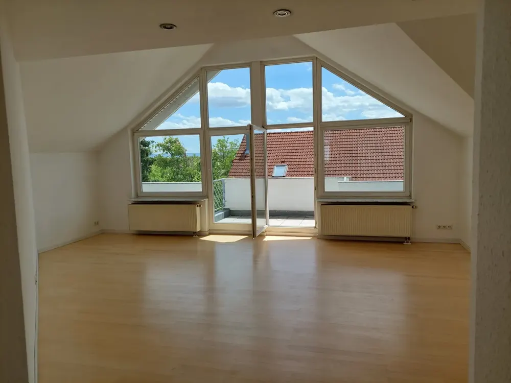 Helle 3,5-Zimmer Dachgeschosswohnung mit Balkon und Blick auf die Schwäbische Alb