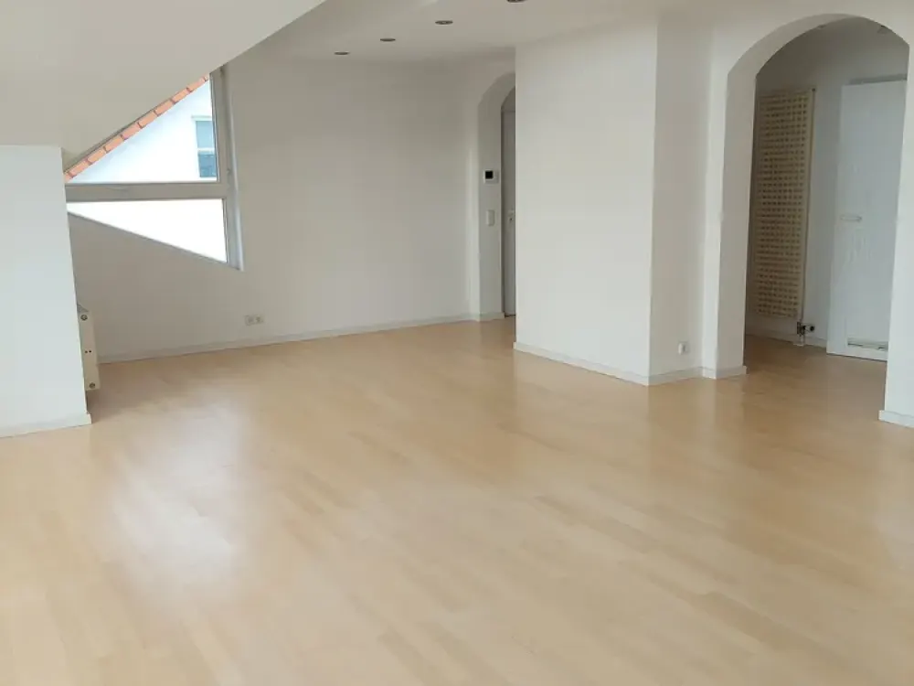 Helle 3,5-Zimmer Dachgeschosswohnung mit Balkon und Blick auf die Schwäbische Alb