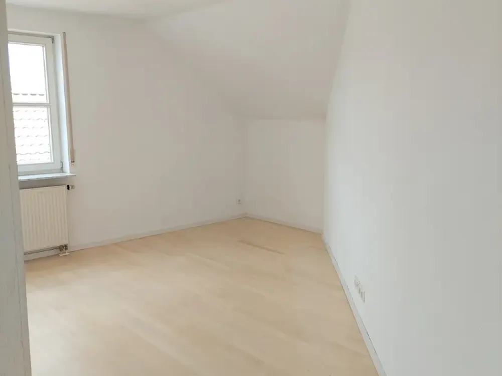 Helle 3,5-Zimmer Dachgeschosswohnung mit Balkon und Blick auf die Schwäbische Alb