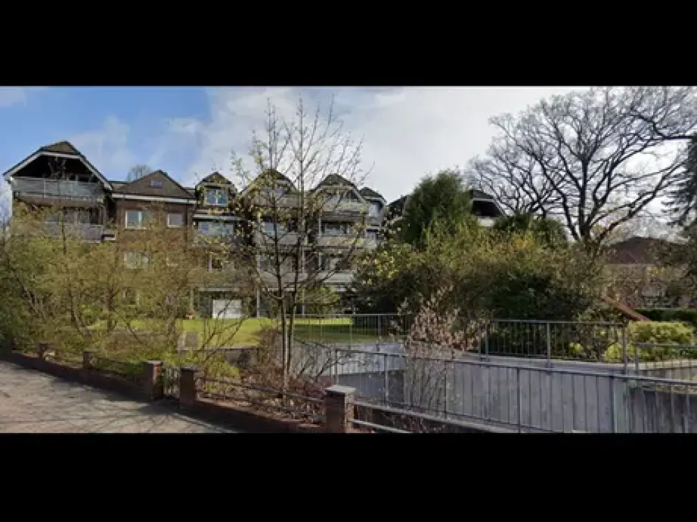 Home with 2.5 rooms, balcony, bathtub, fitted kitchen, underground parking space in Schenefeld