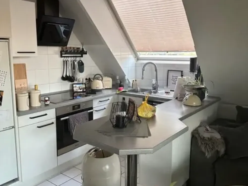 Home with 2.5 rooms, balcony, bathtub, fitted kitchen, underground parking space in Schenefeld