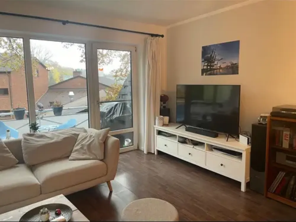 Home with 2.5 rooms, balcony, bathtub, fitted kitchen, underground parking space in Schenefeld