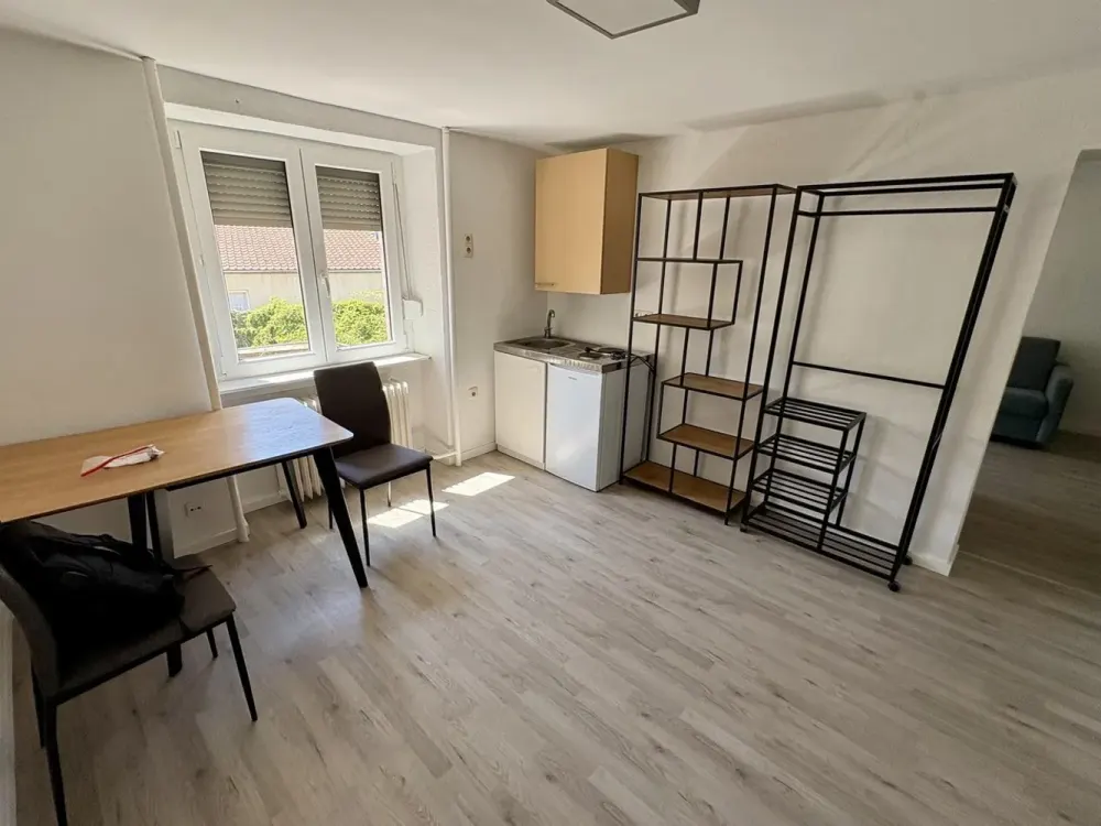 Renovated and Partially Furnished 2-Room Apartment in Prime Location, Near Berger Straße!