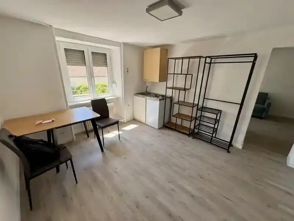 Renovated and Partially Furnished 2-Room Apartment in Prime Location, Near Berger Straße!