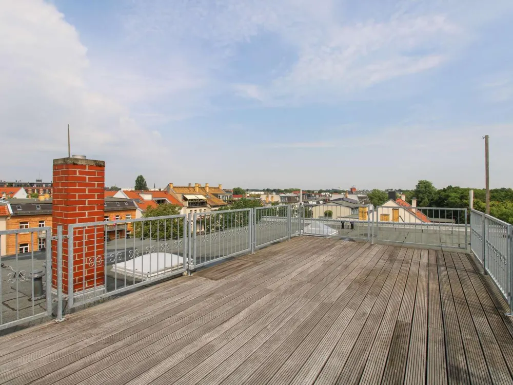 Penthouse am Clara-Zetkin-Park mit Dachterrasse, Stellplatz und Lift, befristete Vermietung