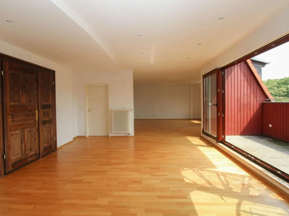 Penthouse am Clara-Zetkin-Park mit Dachterrasse, Stellplatz und Lift, befristete Vermietung