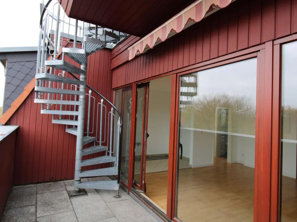 Penthouse am Clara-Zetkin-Park mit Dachterrasse, Stellplatz und Lift, befristete Vermietung
