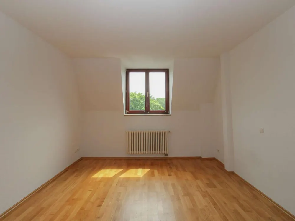 Penthouse am Clara-Zetkin-Park mit Dachterrasse, Stellplatz und Lift, befristete Vermietung