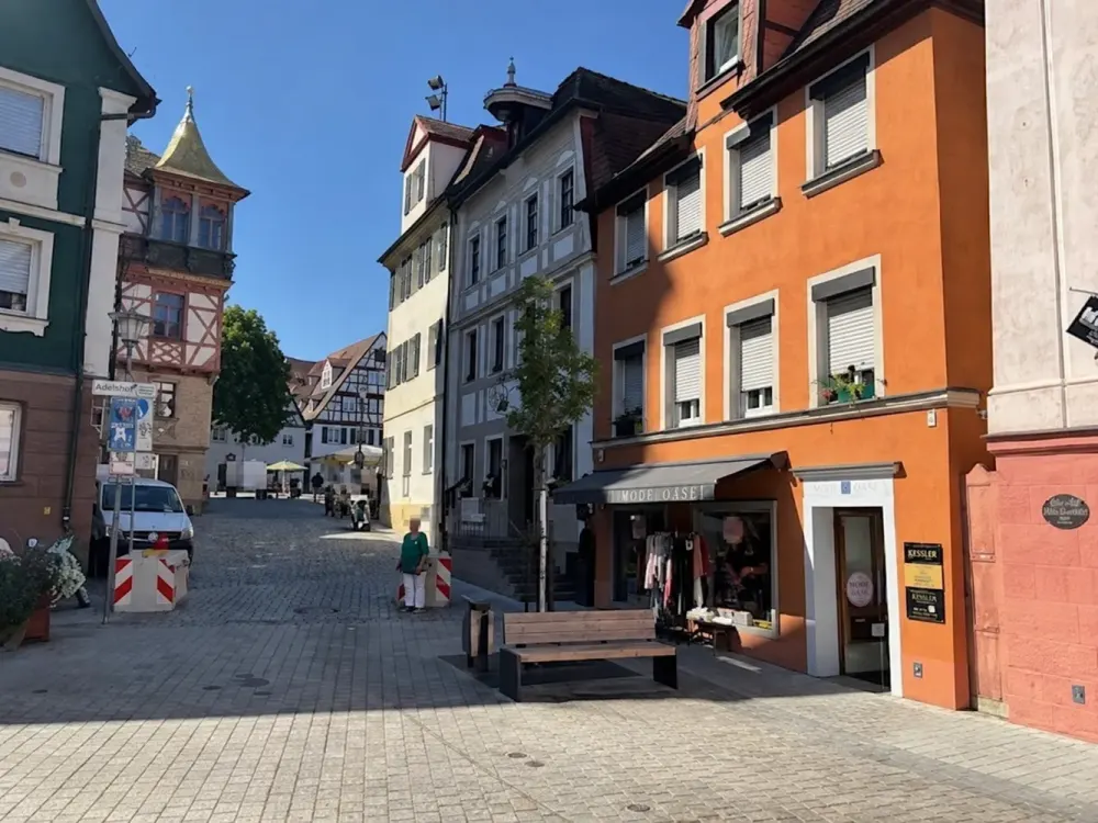 Historische 5-Zimmer-Maisonette in Schwabachs Altstadt, 118 m², EBK, Bad & Duschbad