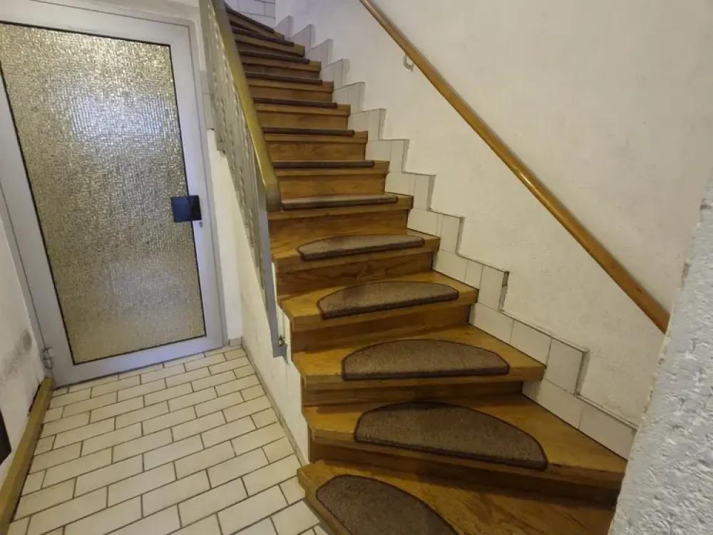 Historische 5-Zimmer-Maisonette in Schwabachs Altstadt, 118 m², EBK, Bad & Duschbad