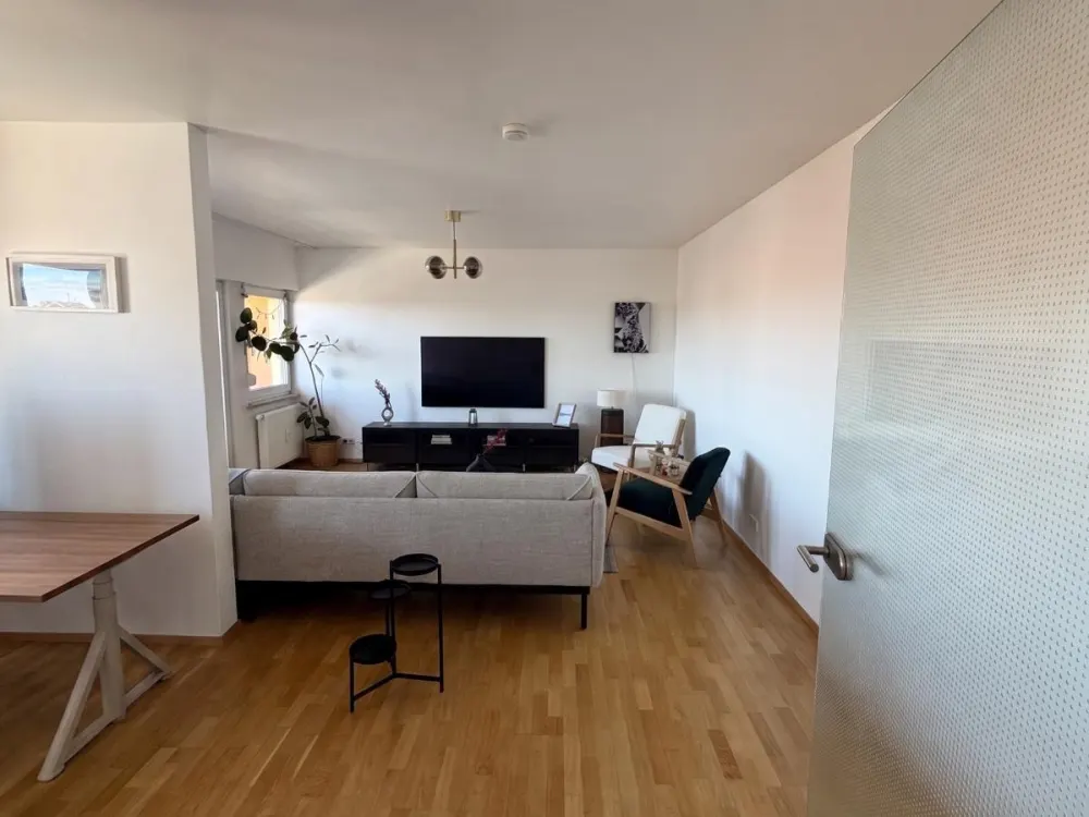 Nachmieter zum 01.10: 2,5-Zi, 2 Balkone, Aufzug