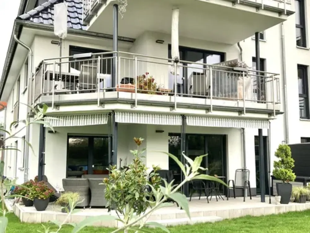 Moderne Erdgeschoss-Wohnung mit Terrasse und großem Garten!