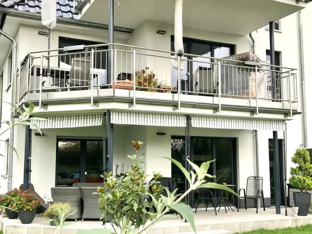 Moderne Erdgeschoss-Wohnung mit Terrasse und großem Garten!